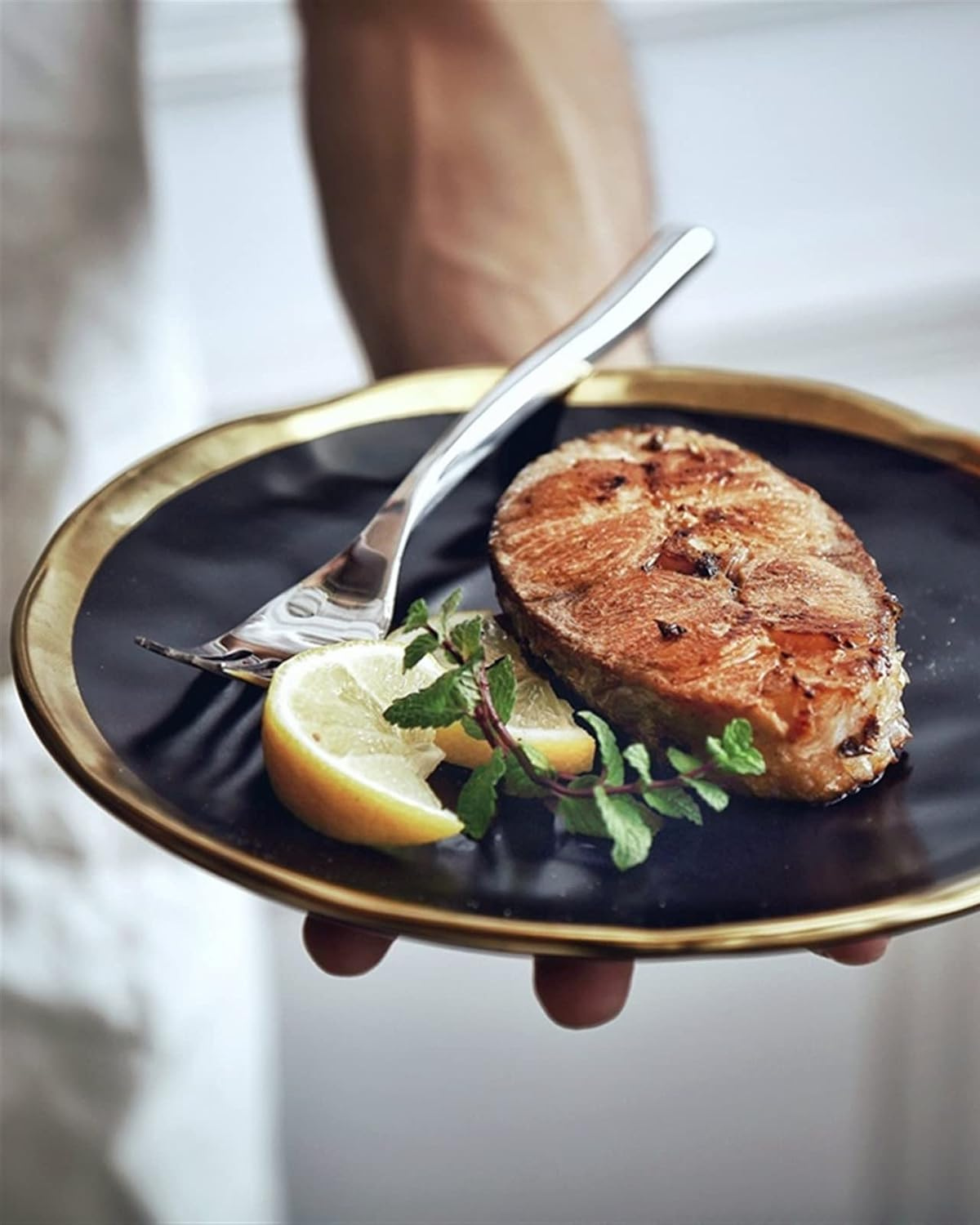Noir Lumière Plate